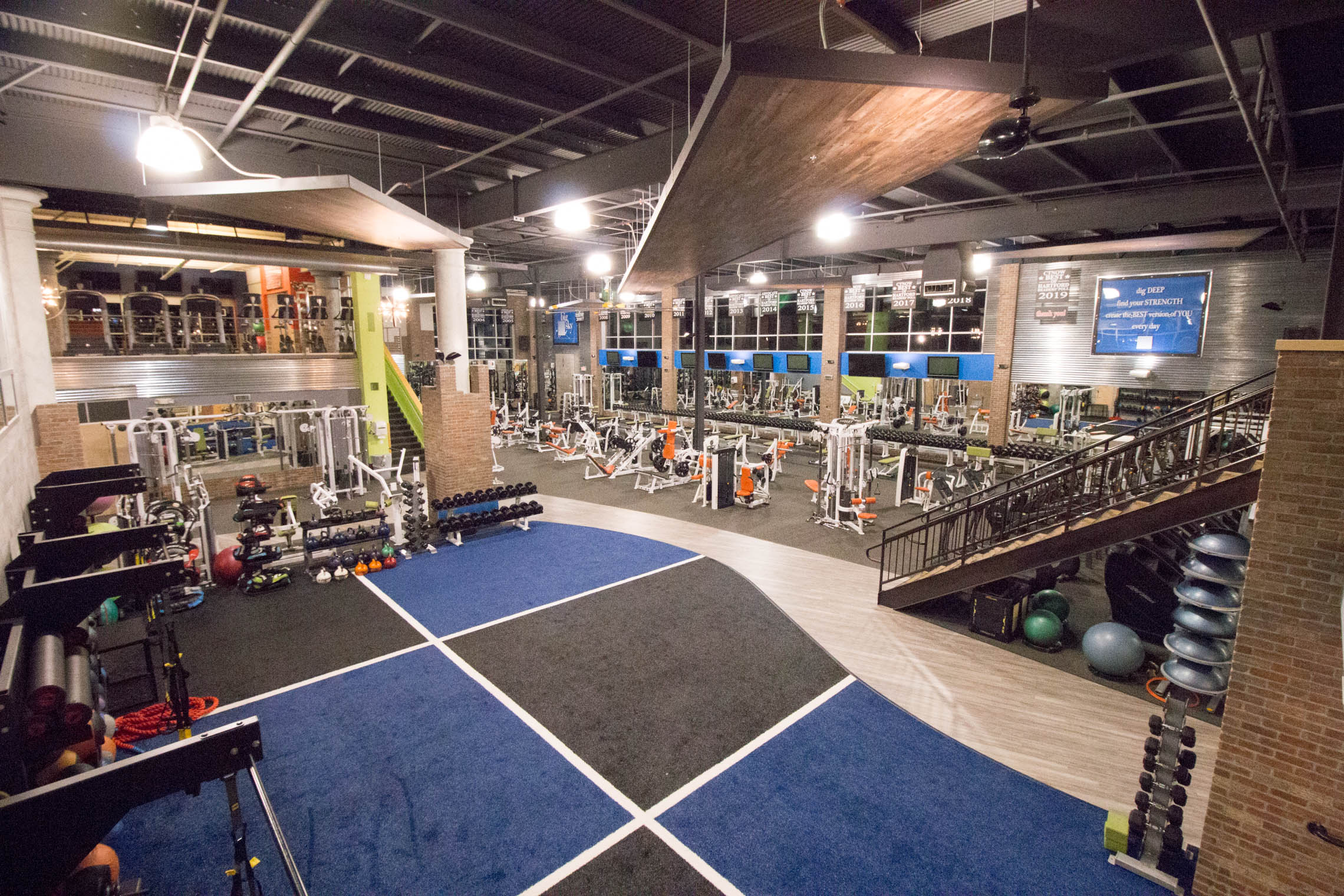 Clean gym in Newington with personal training.
